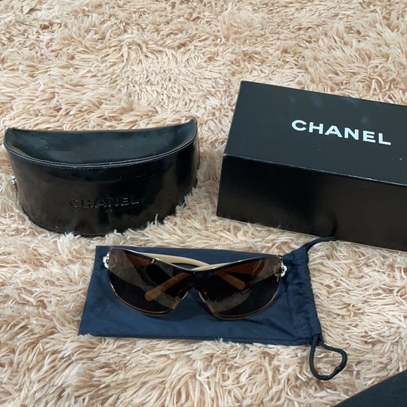 Authentic chanel ✨sunglasses - Picture 7 of 8